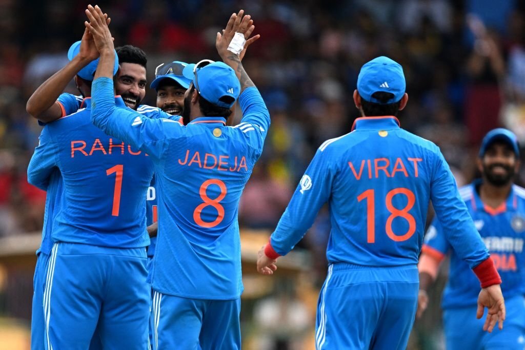 किसी ने गले लगकर दी बधाई, तो कोई फूट-फूटकर रोया, लंका में डंका बजाने के बाद कुछ इस तरह मना टीम इंडिया के जीत का जश्न 2 Asia Cup 2023 Final