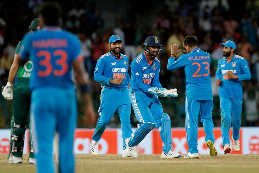 विराट-केएल ने रन बरसाया, फिर कुलदीप ने अपनी फिरकी में नचाया, तो भारत ने पाकिस्तान का 228 रनों से किया सफाया 3 Ind Vs Pak