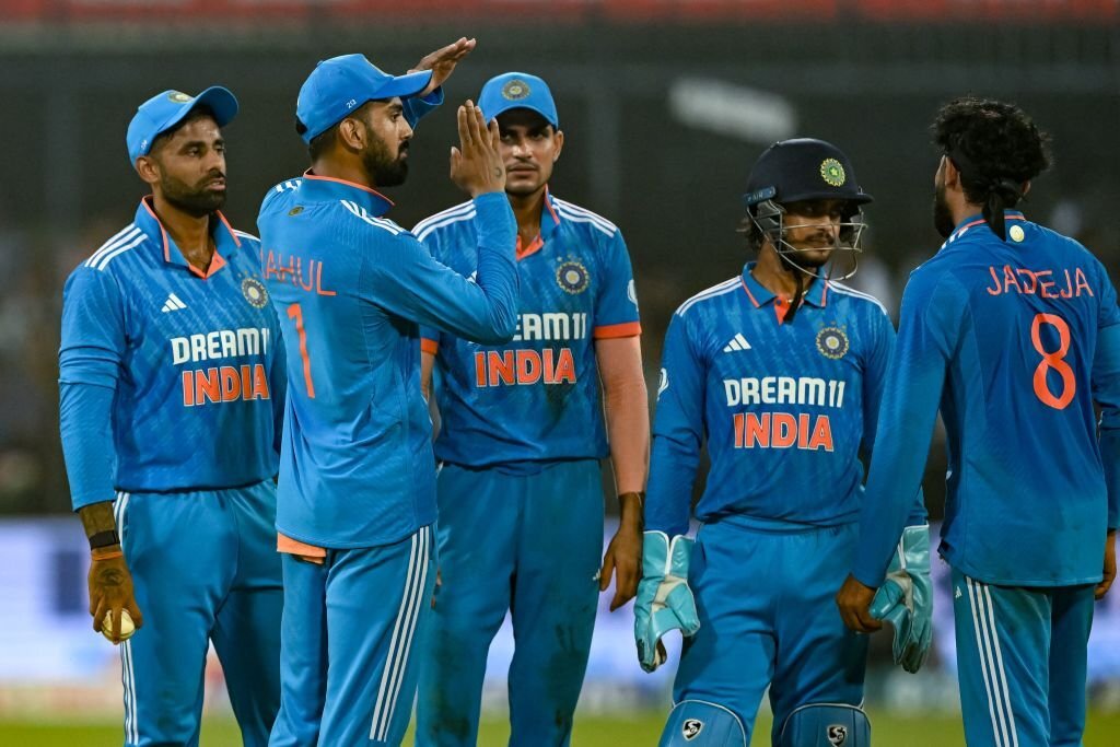 ब्रेकिंग: तीसरे वनडे से पहले टीम इंडिया को लगा तगड़ा झटका, यह 4 खिलाड़ी एक साथ हुए आखिरी मैच से बाहर 3 Team India