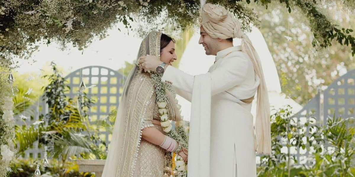 सात फेरे लेकर हमेशा के लिए एक-दूजे के हुए परिणीति चोपड़ा और राघव चड्ढा, सोशल मीडिया पर वायरल हुई तस्वीरें 2 परिणीति चोपड़ा-राघव चड्ढा