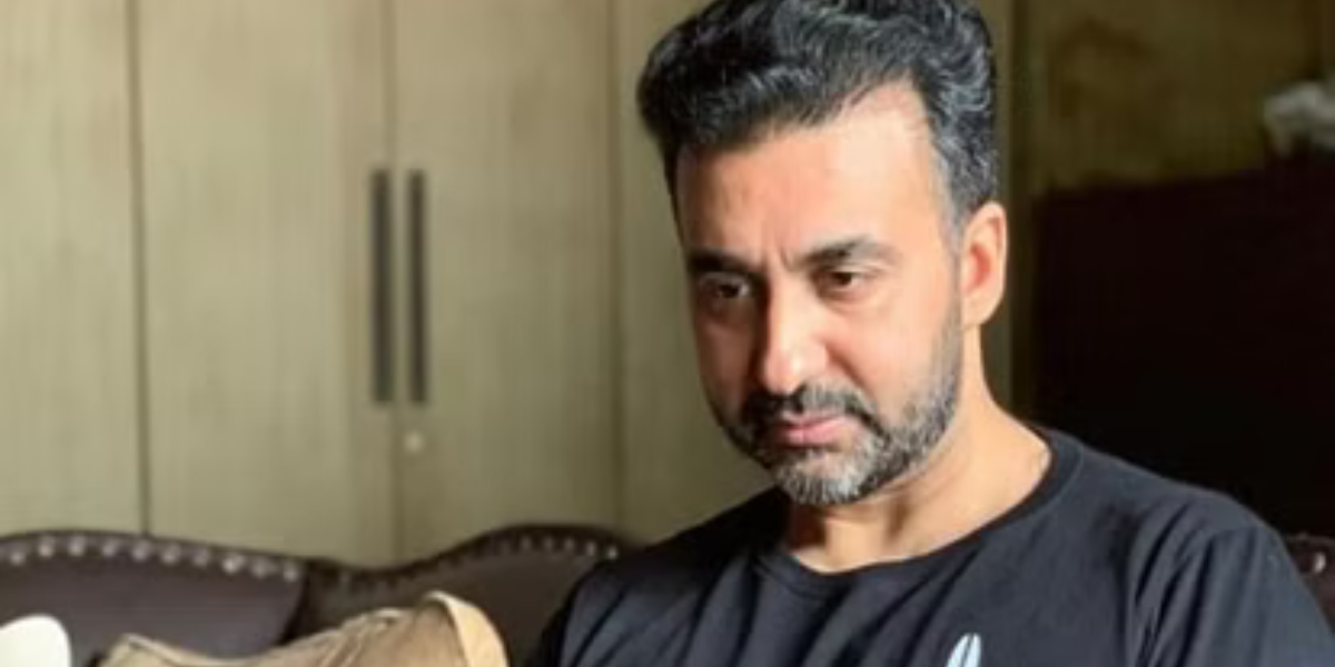 राज कुंद्रा ने बताई बेडरुम में शिल्पा शेट्टी की फेवरेट पोजीशन, तो शर्म से पानी-पानी हुई एक्ट्रेस ने छिपाया मुंह, बोली - 'ये मुझे इस तरह..' 3 Raj Kundra