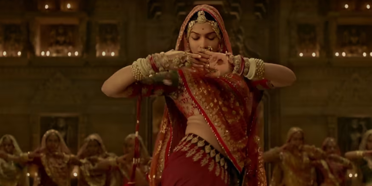 30 किलो का लहंगा और 400 किलो सोने की ज्वैलरी पहनकर नाची दीपिका पादुकोण, एक गाना शूट करने में हुआ 12 करोड़ का खर्च, तो खूब मचा बवाल 4 Deepika Padukone