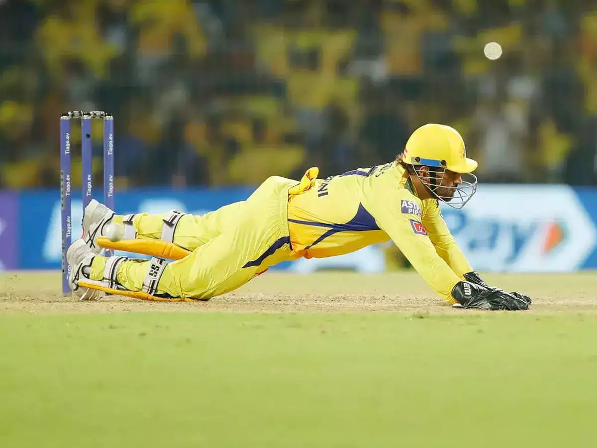 Ms Dhoni Knee Injury