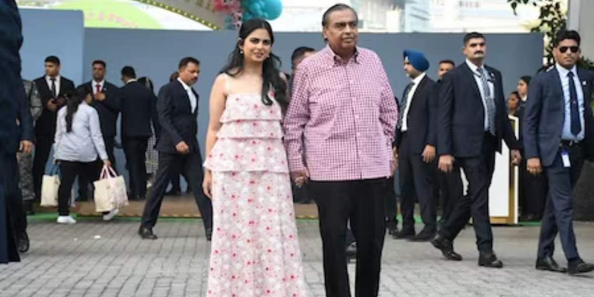 मंहगे कपड़ों की शौकीन हैं ईशा अंबानी, करोड़ों रुपयों का है वार्डरोब, 90 करोड़ के लहंगे से लेकर 18000 डॉलर तक की साड़ी है शामिल 5 Isha Ambani-Mukesh Ambani