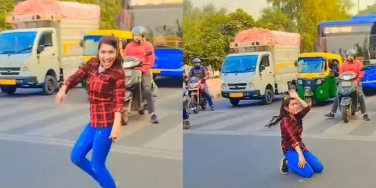 बीच सड़क पर लेट-लेटकर लड़की ने लगाए ठुमके, रेडलाइट पर जाम किया ट्रैफिक, Video हुआ वायरल 2 Girl Dance On Road
