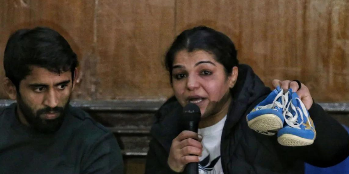 रेसलर बजरंग पूनिया ने लौटाया पद्मश्री अवॉर्ड, पीएम को खत में लिखा - ऐसी सम्मानित जिंदगी नहीं जी पाएंगे 3 Sakshi Malik