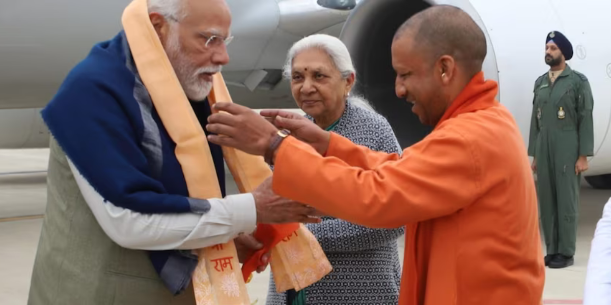 पीएम मोदी पहुंचे अयोध्या नगरी, रोड शो हुआ शुरू, हवाई अड्डे और रेलवे स्टेशन का करेंगें उद्घाटन, रामायण थीम पर हुआ है निर्माण