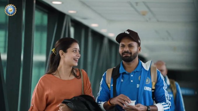 इस भारतीय खिलाड़ी ने दिखाया देश प्रेम, सुहागरात छोड़ पहुंचा मैदान में, अब दुश्मनों के छुड़ाएंगे छक्के 3 Mukesh Kumar With His Wife In South Africa
