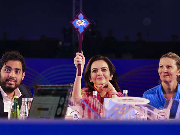 हार्दिक के बाद इस खिलाड़ी पर हैं नीता अंबानी की नजर, Ipl 2024 नीलामी में 40 करोड़ से भी ज्यादा लुटाने के लिए हुई तैयार 2 Nita Ambani