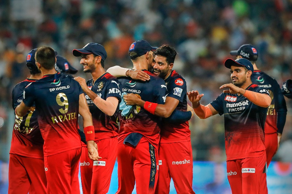 Ipl 2024 से पहले Rcb को लगा बड़ा झटका, टीम से बाहर हुआ करोड़ों का खिलाड़ी, कोहली का ट्रॉफी जीतने का टूटा सपना 3 Rcb
