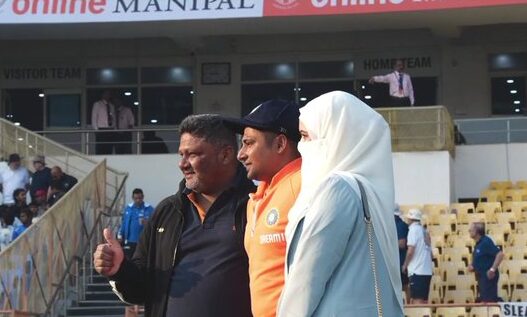 सरफराज खान को मिला डेब्यू का मौका, तो भावुक हुए पिता-बीवी, रोए फूट-फूटकर, वायरल हुआ Video 3 Sarfaraz Khan