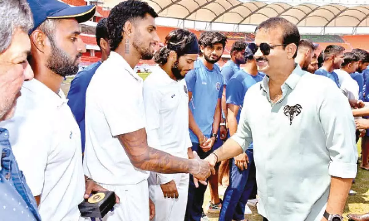 '1 करोड़ कैश और एक Bmw..' इस शख्स ने दिखाई दरियादिली, Ipl की तरह रणजी ट्रॉफी में हर खिलाड़ी पर करेगा पैसों की बारिश 2 Hyderabad Cricket Team