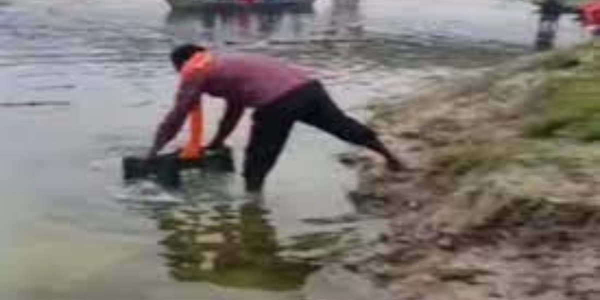 Video: ये क्या! शख्स ने नूडल्स को करा डाला नदी में स्नान, देख आप कभी नहीं खाएंगे अपनी फेवरेट 2 मिनट वाली मैगी
