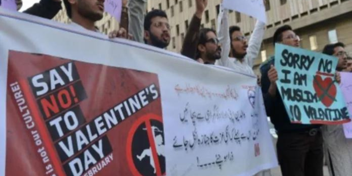 Valentine Day: पाकिस्तान में वैलेंटाइन डे का नाम सुन कांपने लगते हैं युवा, जानें इन दिन ऐसा क्या होता है वहां