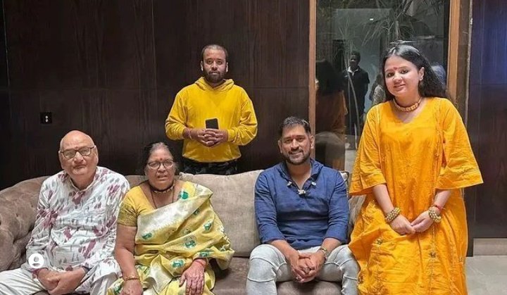 Ms Dhoni With Familly