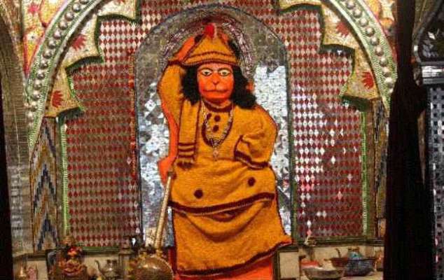 इस मंदिर में रात-दिन नृत्य करते है हनुमान जी, मेवा और पान चढ़ाने से हो जाती है हर भक्त की इच्छा पूरी 3 Hanuman Ji
