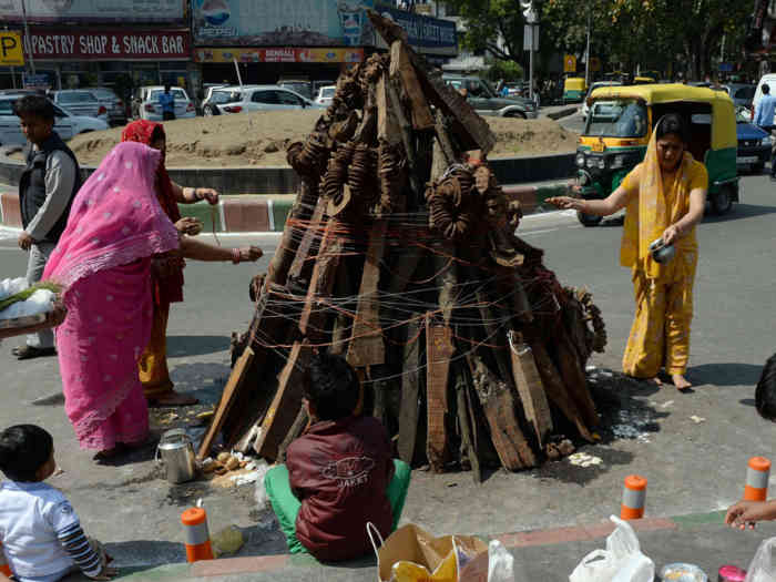 इस साल होली पर रहेगा चंद्रग्रहण का साया, जानें क्या है होलिका दहन का शुभ मुहूर्त और पूजा विधि