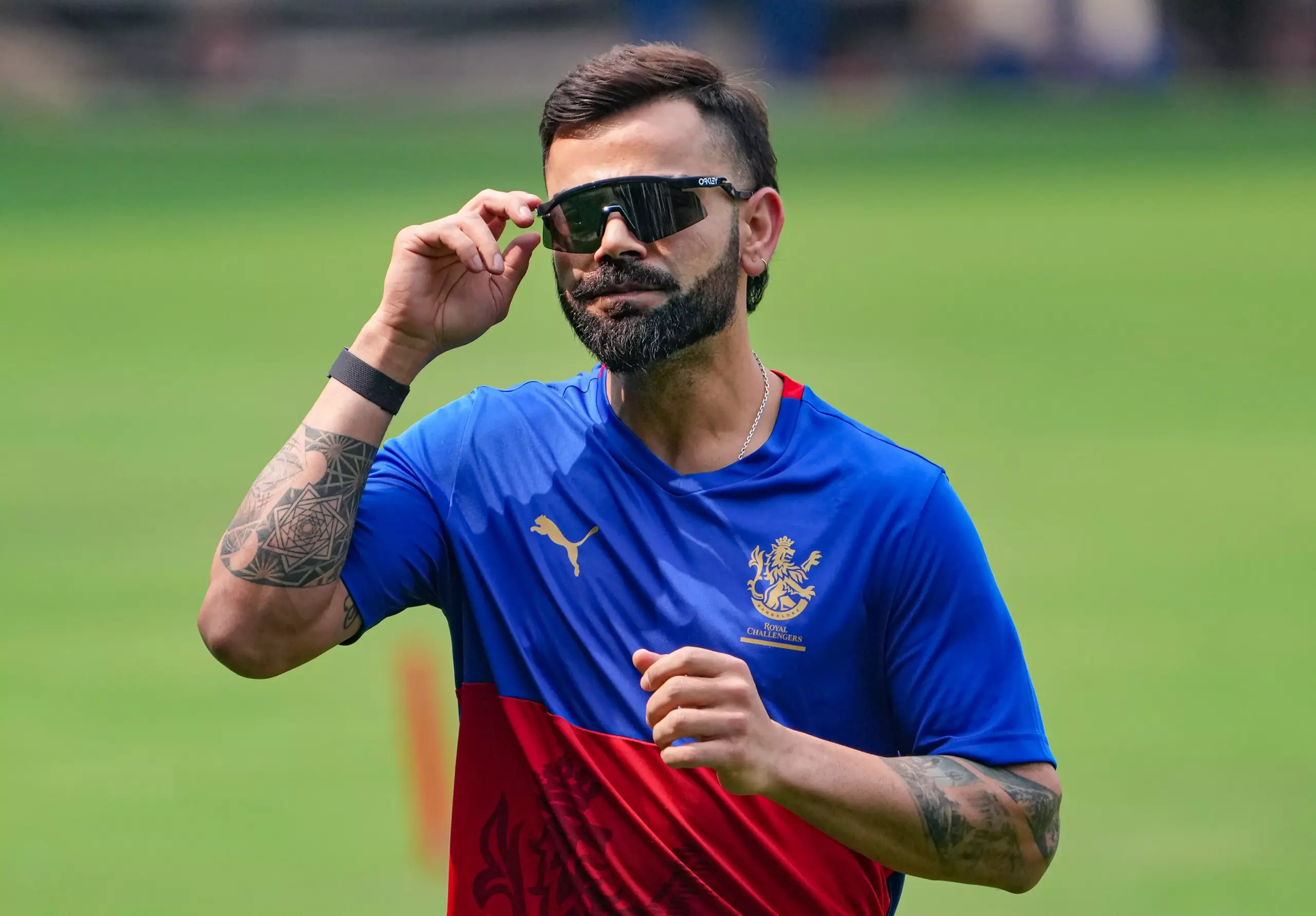 Ipl में कप्तानी छोड़ने के बाद भी अपनी टीम के कैप्टन हैं ये 3 खिलाड़ी, खिलाड़ियों पर चलाते हैं अपना हुक्म 3 Virat Kohli