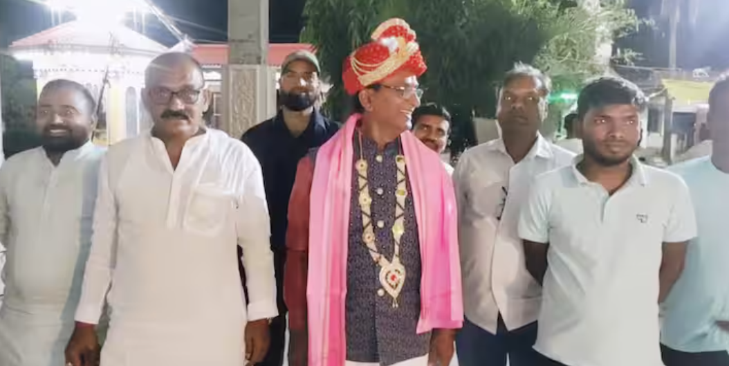 बाहुबली नेता ने जवान लड़की के साथ किया गजब कारनामा, लोकसभा चुनाव का टिकट पाने के लिए 55 की उम्र में रचाई शादी 