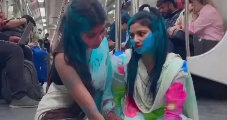 Video: 'अंग लगा दे रे, मोहे रंग लगा दे रे..' होली पर दिल्ली मेट्रो में 2 लड़कियों ने किया अश्लील डांस, देखते रह गए यात्री 3 Delhi Metro