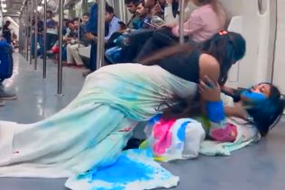 Video: 'अंग लगा दे रे, मोहे रंग लगा दे रे..' होली पर दिल्ली मेट्रो में 2 लड़कियों ने किया अश्लील डांस, देखते रह गए यात्री 2 Delhi Metro