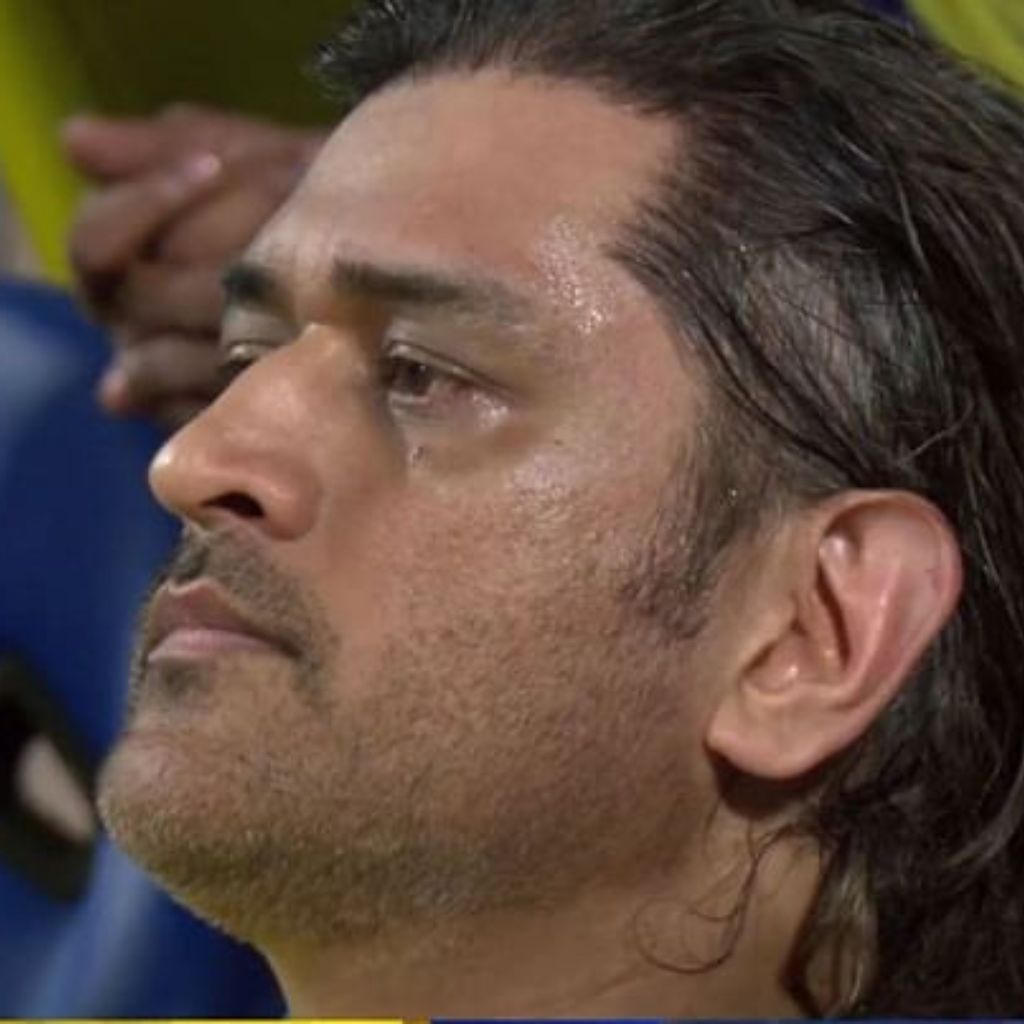 Video: Csk की हार से एमएस धोनी की आंखे हुई नम, Rcb के खिलाड़ियों से भी नहीं मिलाया हाथ, ड्रेसिंग रूम में जमकर बहाए आंसू 2 Ms Dhoni
