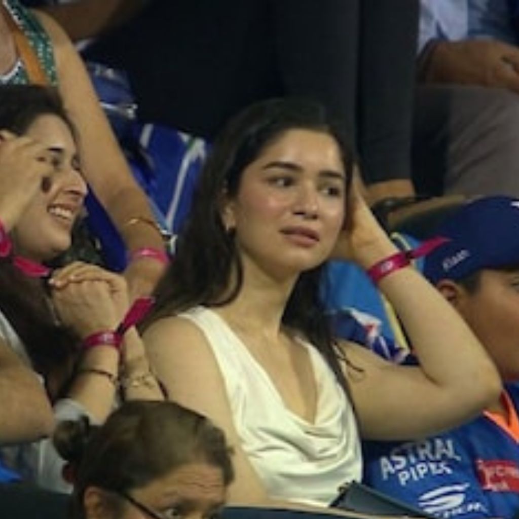 Sara Tendulkar Cheering For Mumbai Indians In Ipl 2024