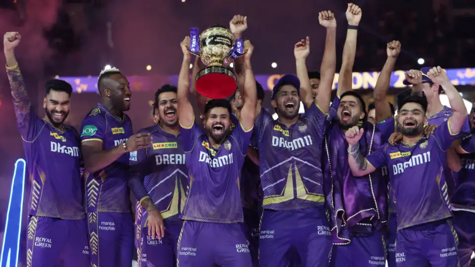 Ipl 2024 की ट्रॉफी जीतने के बाद Krr ने खास अंदाज में मनाया जीत का जश्न, तो इस एक खिलाड़ी पर जमकर लुटाया प्यार, वायरल हुआ Video 3 Kolkata Knight Riders