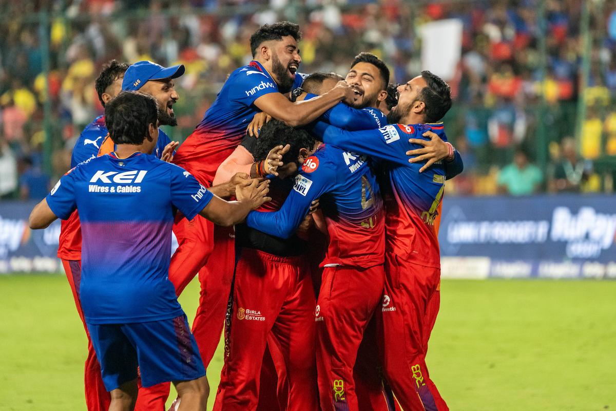 Video: Csk से मैच जीतते ही हुड़दंग मचाने लगे Rcb फैंस, चेन्नई के लोगों को किया जमकर परेशान, तो पुलिस ने किया लाठीचार्ज 4 Royal Challengers Bengaluru
