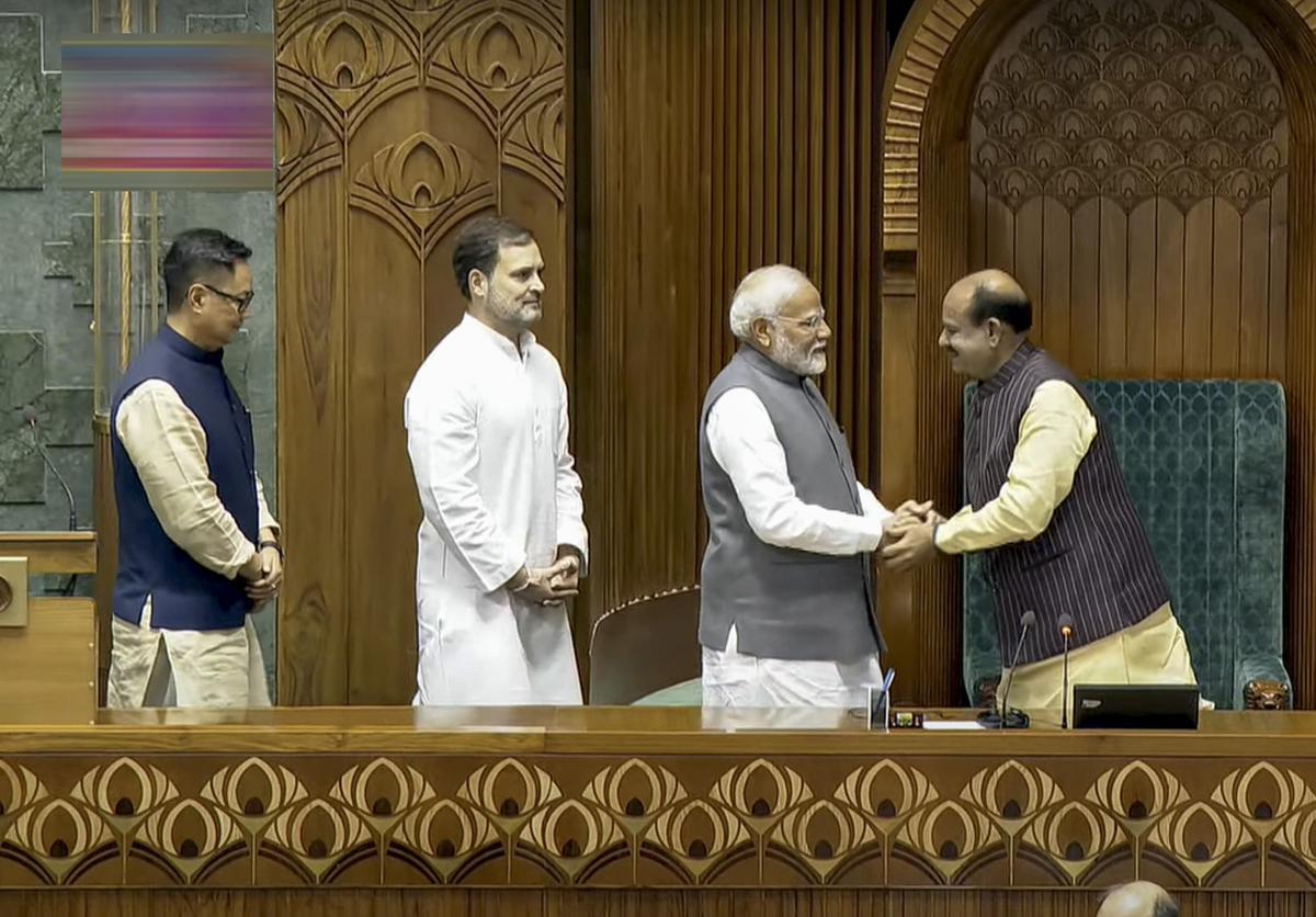 Video: लोकसभा में दिखा अजब-गजब नजारा, पीएम मोदी और राहुल गांधी बने दोस्त, हाथ में हाथ डाले आए नजर 3 Pm Modi