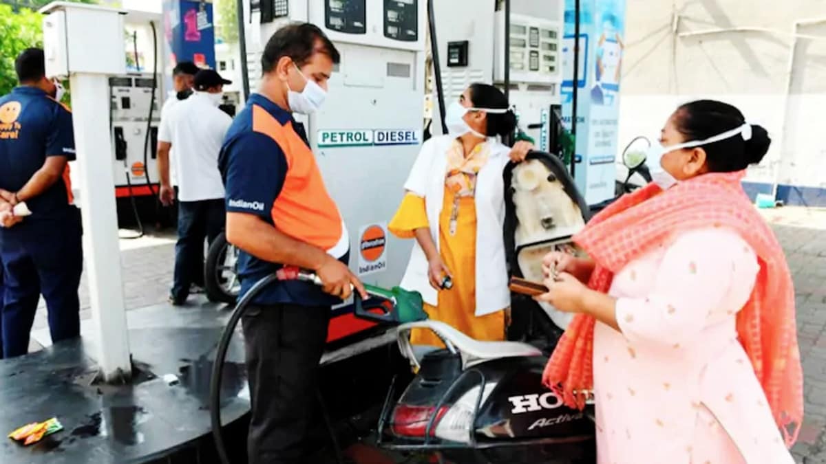 बढ़ती मंहगाई के बीच सस्ता सरकार ने दिया बड़ा तोहफा, कम किए पेट्रोल-डीजल के दाम 3 Petrol Diesel Price Today