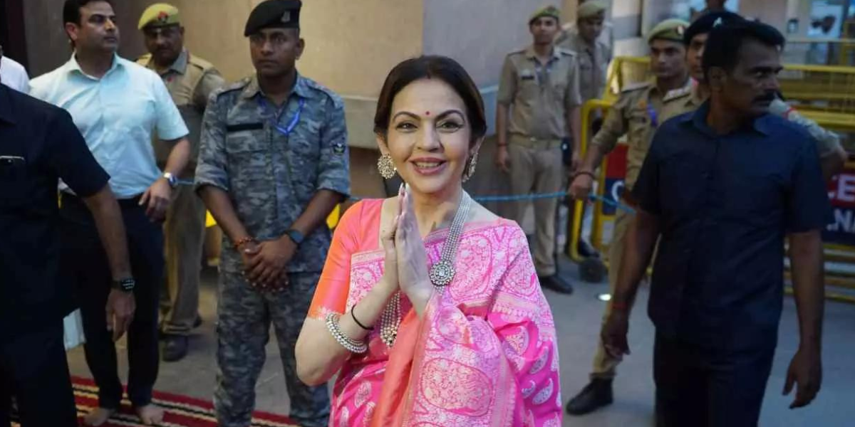बेटे की शादी का कार्ड लेकर नीता अंबानी पहुंची बाबा विश्वनाथ के दरबार, फिर खाई काशी की मशहूर टमाटर चाट...