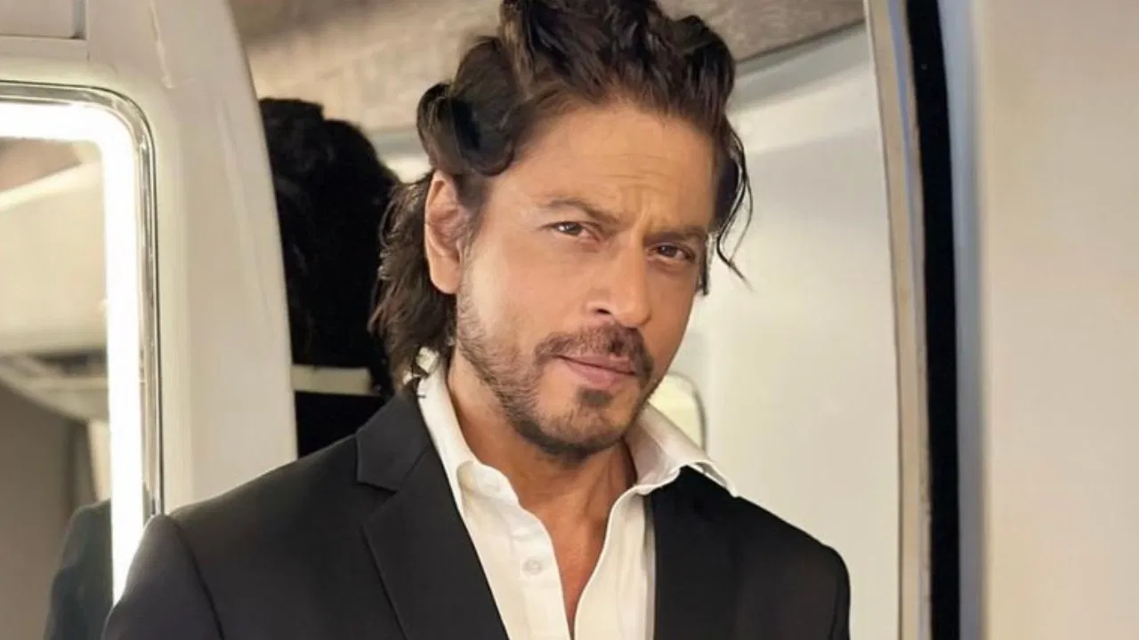 कंगना ही नहीं बल्कि शाहरुख खान के साथ भी एयरपोर्ट पर हो चुकी है बदतमीजी, एक्टर को कपड़े उतरवाकर किया...