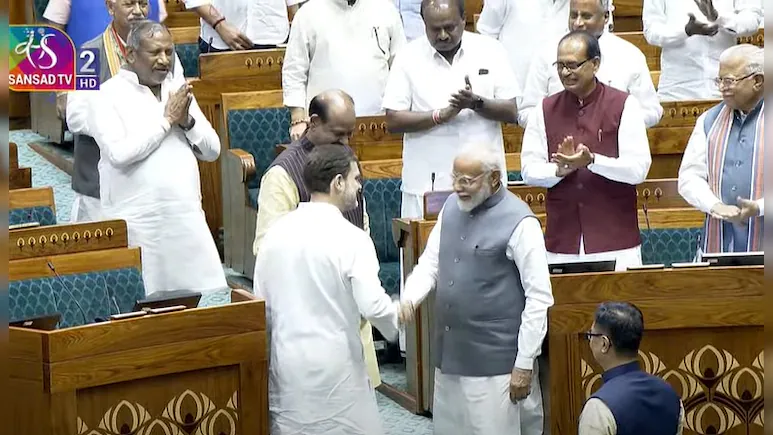 Video: लोकसभा में दिखा अजब-गजब नजारा, पीएम मोदी और राहुल गांधी बने दोस्त, हाथ में हाथ डाले आए नजर 2 Pm Modi