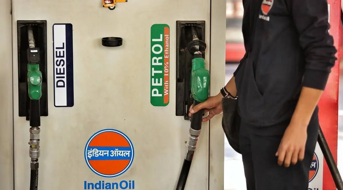 बढ़ती मंहगाई के बीच सस्ता सरकार ने दिया बड़ा तोहफा, कम किए पेट्रोल-डीजल के दाम 2 Petrol Diesel Price Today