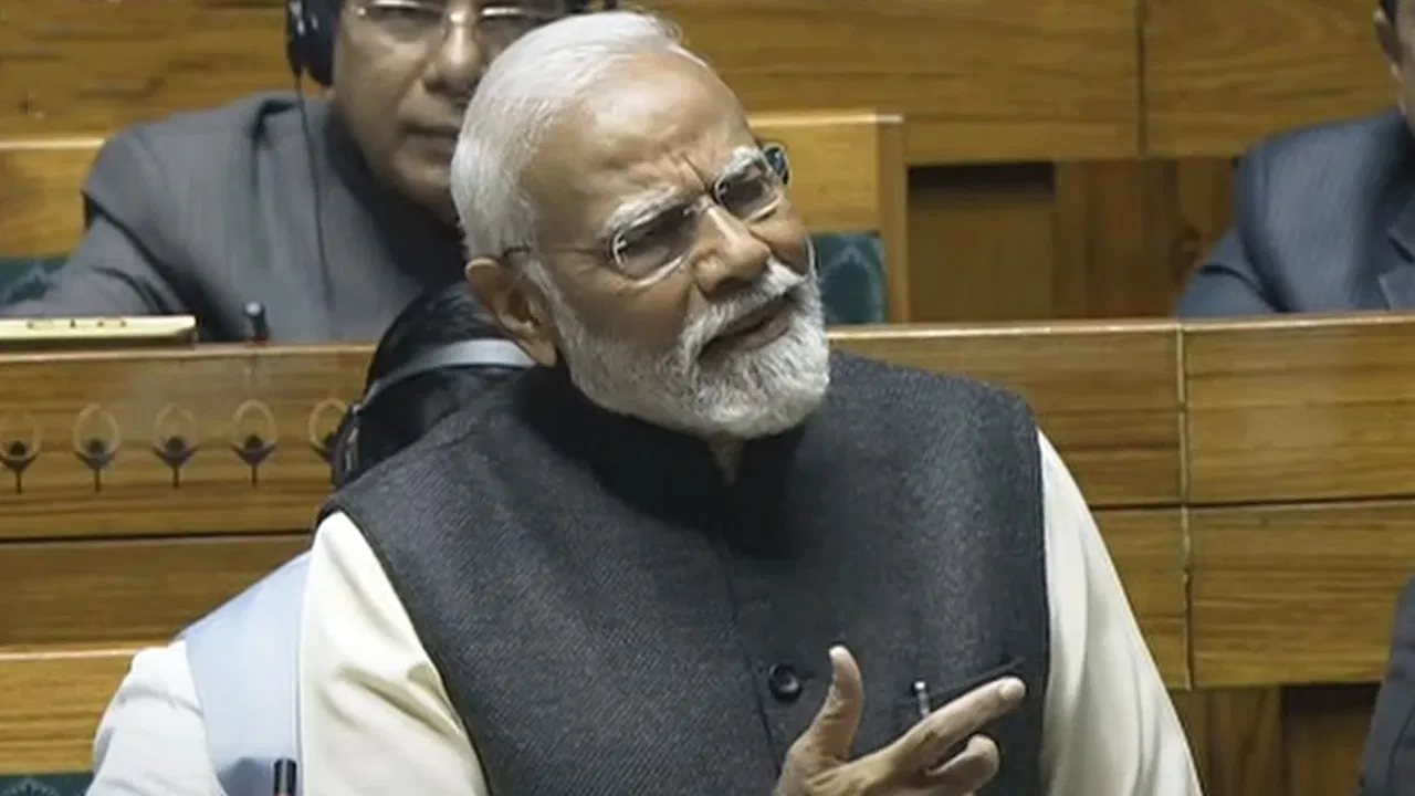 Video: लोकसभा में दिखा अजब-गजब नजारा, पीएम मोदी और राहुल गांधी बने दोस्त, हाथ में हाथ डाले आए नजर 4 Pm Modi