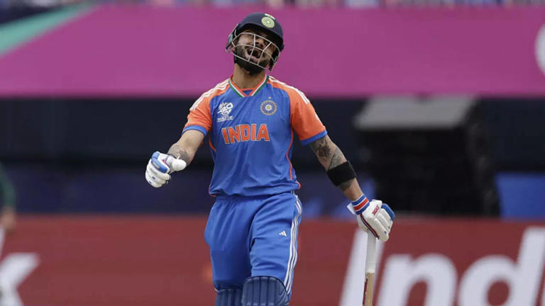 टी20 विश्व कप में स्ट्राइक रेट पर फिर घिरे विराट कोहली, अब संजय मांजरेकर ने कही ये बात 3 Virat Kohli