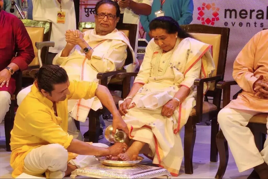 Video: दोनों होठों से चूम, सोनू निगम ने गुलाब जल की पंखुड़ियों से धोए आशा भोसले के पैर, लोग बोले - नौटंकीबाज...