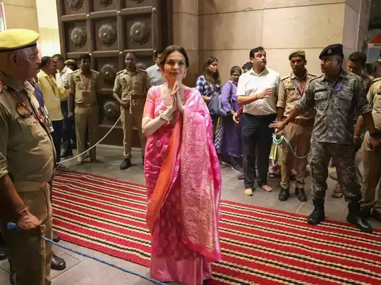 बेटे की शादी का कार्ड लेकर नीता अंबानी पहुंची बाबा विश्वनाथ के दरबार, फिर खाई काशी की मशहूर टमाटर चाट... 2 Nita Ambani