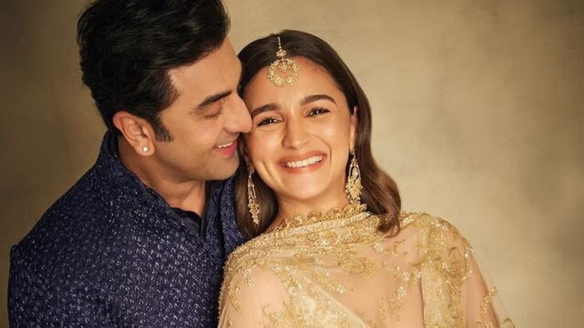 आलिया से शादी कर के पछता रहे हैं रणबीर कपूर? 11 साल का एज गैप होने पर होती है दिक्कत, बोले - मैं उनके साथ घर पर..... 2 Ranbir Kapoor-Alia Bhatt