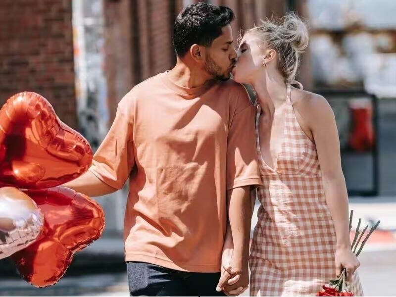 Kissing-Disease-May-Harmfull-For-Health