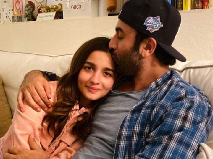 आलिया से शादी कर के पछता रहे हैं रणबीर कपूर? 11 साल का एज गैप होने पर होती है दिक्कत, बोले - मैं उनके साथ घर पर..... 4 Ranbir Kapoor-Alia Bhatt