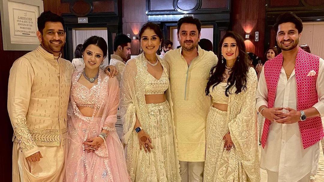 एमएस धोनी और साक्षी ने सेलिब्रेट की शादी की 15वीं वर्षगांठ, एक दूसरे पर लुटाया जमकर प्यार, वायरल हुआ प्यारा Video 2 Ms Dhoni And Sakshi Rawat