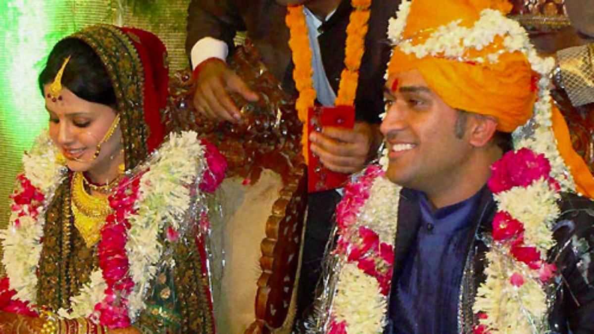 एमएस धोनी और साक्षी ने सेलिब्रेट की शादी की 15वीं वर्षगांठ, एक दूसरे पर लुटाया जमकर प्यार, वायरल हुआ प्यारा Video 3 Ms Dhoni And Sakshi Rawat