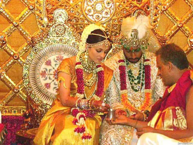 ऐश्वर्या-अभिषेक बच्चन की शादी में हुआ था हंगामा, बॉलीवुड के इस सुपरस्टार ने लौटा दिया था वेडिंग कार्ड, नहीं चाहता था.... 2 Abhishek Bachchan-Aishwarya Rai