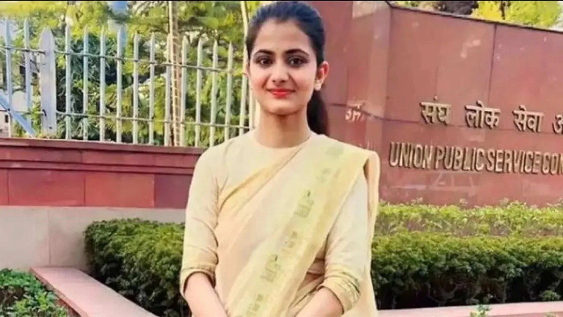 बचपन में सिर से उठा पिता का साया, लेकिन जिंदगी में नहीं मानी हार, बिना कोचिंग के सिर्फ 21 साल में बनी Ias ऑफिसर 3 Divya Tanwar