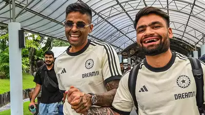 विराट ने नहीं दिया रिंकू सिंह को बैट, तो युवा खिलाड़ी ने कप्तान के जोड़े हाथ-पैर, कहा - आप तो दे दो बल्ला...... 2 Rinku Singh And Suryakumar Yadav