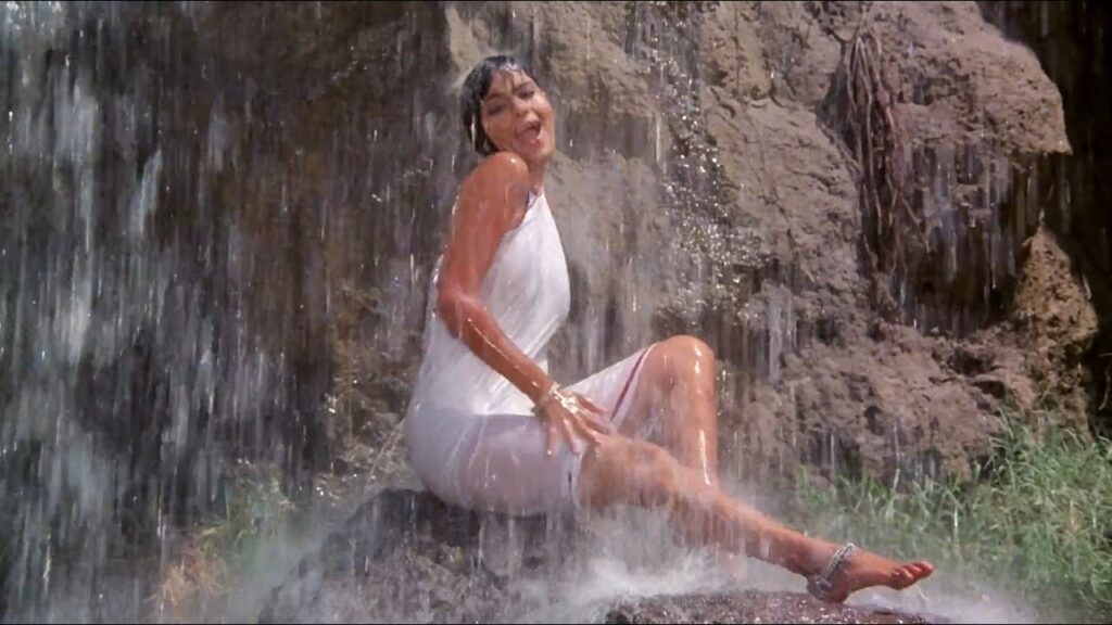 नहाने वाले सीन को लेकर छलका जीनत अमान का दर्द, बोली - 'प्रोड्यूसर जानबूझकर रखते थे सीन, खूब होती थी...' 3 Zeenat Aman
