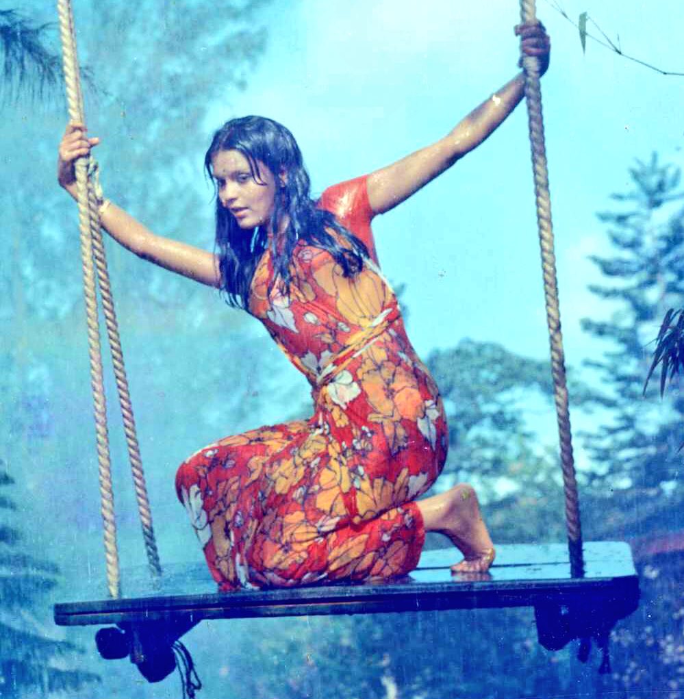नहाने वाले सीन को लेकर छलका जीनत अमान का दर्द, बोली - 'प्रोड्यूसर जानबूझकर रखते थे सीन, खूब होती थी...' 4 Zeenat Aman