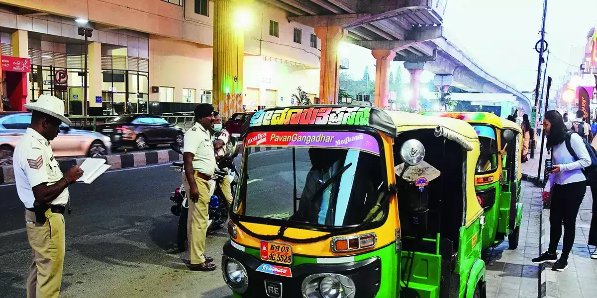 ट्रैफिक पुलिस ने किया गजब कारनामा, हेलमेट ना पहनने पर ऑटो ड्राईवर का किया चालान, मामला जान आप भी पकड़ लेगें माथा 4 Traffic Police